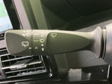 ワイパー操作もスムーズに行えるレバー。雨天時でもクリアな視界を確保します。運転の安全性と快適性を高める重要な装備です。