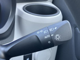 視認性の高いウインカーレバーで安全確認をサポートします。操作も簡単で、スムーズな車線変更に役立ちます。