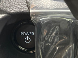【スマートキー】カバンやポケットに入れたままでもドアの施錠・解錠が可能なスマートキーを装備。エンジンのオン・オフ時もカギを取り出す必要が無いからとっても便利です♪