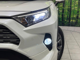 【LEDヘッドライト】悪天候や夜間走行時も良好な視界を確保し安心して運転できる高輝度LEDヘッドライトを装備!点灯速度が早く、消費電力も抑えられています。
