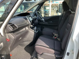 運転席周りは、機能性とデザイン性を両立した空間。快適なドライブをサポートする使いやすいレイアウトです。