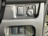 【アイドリングストップ】赤信号や渋滞で停車した際にエンジンを停止し、無駄な燃料の消費を抑えます。燃費向上や環境保護につなげる機能♪エンジンはブレーキを離せば再始動します。