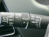 雨天時でも、視界を確保し安全運転をサポートします。ワンタッチで操作できる便利なレバーです。