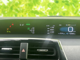 視認性の高いメーターデザインで、車両の状態をひと目で確認できます。運転に必要な情報を分かりやすく表示し、安全運転をサポートします。