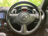 握りやすいデザインで、長距離運転でも疲れにくいステアリング。操作系のスイッチも手の届く範囲に配置されています。
