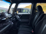 助手席側のドアを開けると、広々とした空間が広がります。手入れの行き届いた内装が、快適な空間を演出します。