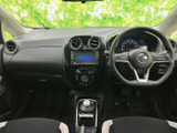 駐車時や後退時の安全をサポートするバックモニター。死角を減らし、スムーズな運転を後押しします。