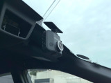 【ドライブレコーダー】安心・安全なカーライフに必須のドライブレコーダーを装備!走行中はもちろん、あおり運転や事故に遭遇した際の状況も映像で記録し、万一のリスクに備えます。