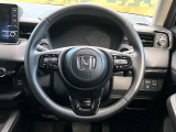 インテリアに合わせたデザインのステアリングは、運転される方のことも考え、運転しやすい形状、大きさです。是非一度、実際に触ってお確かめください。