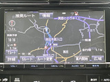 高画質ディスプレイを搭載したナビゲーションシステムで、目的地までのルートを鮮明に表示します。目的地設定もスムーズに行え、運転中の負担を軽減します。
