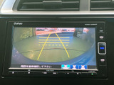安全運転をサポートするバックカメラ表示機能。駐車時や後退時の視界を広げ、安全確認を容易にします。周囲の状況をスムーズに把握できます。