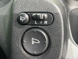【電動格納ミラー】サイドミラーは電動格納式となっており、狭い駐車場でもキズがつくリスクを抑えられます。