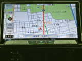 鮮明な地図表示で、目的地までの道順をわかりやすく案内。渋滞情報もリアルタイムで確認できるので、スムーズな移動をサポートします。運転に集中できる環境です。