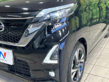 【LEDヘッドライト】悪天候や夜間走行時も良好な視界を確保し安心して運転できる高輝度LEDヘッドライトを装備!点灯速度が早く、消費電力も抑えられています。