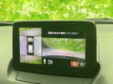駐車時の安全確認をサポートする映像が表示されます。後退時には周囲の状況を把握しやすく、安心してバックを入れられます。