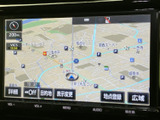目的地設定や周辺情報検索など、スムーズなドライブをサポートしてくれる機能が充実しています。運転中の情報収集に役立ち、快適なカーライフを演出します。