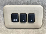 【運転席ポジションメモリー付パワーシート】ワンタッチで記憶させていたシートの前後・リクライニングはもちろんシートリフターも備えます☆快適なドライブをお楽しみ下さい♪
