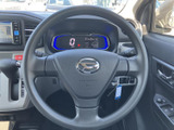操作しやすいステアリングで、スムーズな運転操作を実現。手元でオーディオ操作やハンズフリー通話も可能です。