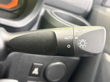 操作感も良好で、スムーズな切り替えが可能です。オートポジションも備わっており、様々な状況に対応できる便利なレバーです。夜間走行時の安全をサポートします。