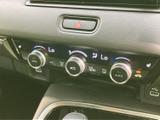 快適な車内空間を実現するエアコン。夏は涼しく、冬は暖かく、いつでも快適なドライブを提供します。