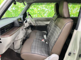 シンプルながらも機能的な内装が、使いやすさを追求しています。運転に必要な情報を分かりやすく表示し、安全運転をサポートします。