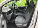 運転席からの視界も良好で、安全運転をサポート。操作性も高く、誰でも扱いやすい一台です。スムーズな運転を心がけましょう。
