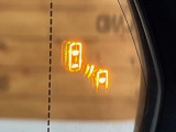 【ブラインドスポットモニター】走行中、ドアミラーの死角になりやすい箇所に後続車が接近するとサイドミラーのレンズに警告を表示!ドライバーに注意喚起をしてくれます。