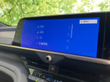 多彩な情報表示で、目的地までのナビやエンターテイメントも楽しめます。停車時に映像コンテンツを視聴できる便利な機能も備えています。