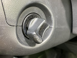 しっかりとした握り心地のステアリング。運転操作を快適にし、長時間のドライブでも疲れにくい設計です。操作性も良好です。