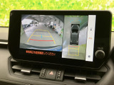駐車時の後方確認をサポート。狭い場所や段差がある場所でも、安全にバックをすることができます。