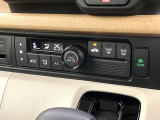 【オートエアコン】一度お好みの温度に設定すれば、車内の温度を検知し風量や温度を自動で調整。暑い&hellip;寒い&hellip;と何度もスイッチ操作をする必要はありません。快適な車内空間には必須の機能ですね♪