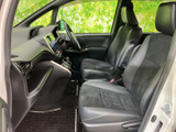 使いやすい収納スペースを備え、小物を整理しやすい設計です。運転中のちょっとしたものを収納するのに便利です。