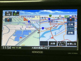 目的地までのルート案内をスムーズに行えるシステムを搭載。最新の地図情報で、安心して快適なドライブをサポートします。視認性の高い画面で、運転中の操作も簡単です。