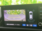 車両周辺の状況を映像で確認できるモニター画面。安全運転をサポートし、駐車や狭い場所での取り回しをアシストします。後退時の安心感を高めます。