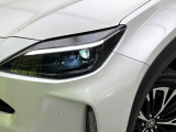 【LEDヘッドライト】悪天候や夜間走行時も良好な視界を確保し安心して運転できる高輝度LEDヘッドライトを装備!点灯速度が早く、消費電力も抑えられています。