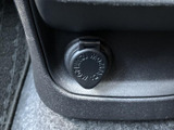 操作しやすいウインカーレバーで、安全な車線変更をサポート。周囲への視認性を高め、スムーズな走行を促進します。