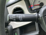 運転中の視界確保に欠かせないワイパー。レバー操作で簡単に調整でき、天候に応じたクリアな視界を確保します。