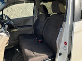 使いやすい収納スペースが備わっており、小物類の整理整頓に便利です。運転中のちょっとしたものを置くのに便利で、快適性を高めます。