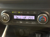 【オートエアコン】一度お好みの温度に設定すれば、車内の温度を検知し風量や温度を自動で調整。暑い&hellip;寒い&hellip;と何度もスイッチ操作をする必要はありません。快適な車内空間には必須の機能ですね♪