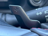 【パドルシフト】ハンドルから手を離さずに素早くシフトアップ&ダウンができるので、エンジンブレーキを使う下り坂や高速道路の合流で加速したい場面で役立ちます。
