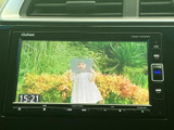 停車時に映像を楽しめるTV機能。お子様連れのお出かけの際に、後部座席の退屈を解消します。家族みんなで楽しめるエンターテイメント空間を演出します。