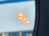 【ブラインドスポットモニター】走行中、ドアミラーの死角になりやすい箇所に後続車が接近するとサイドミラー付近に警告を表示、ドライバーに注意喚起をしてくれます。