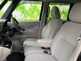 運転席からの視界も良好で、運転しやすい設計。操作系の配置も工夫されており、スムーズな操作が可能です。