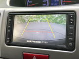 安全運転をサポートするバックカメラ表示機能。駐車場での後退時や狭い場所での取り回しをスムーズに行えます。映像もクリアで視認性も良好です。