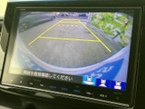 バックモニター連動で、安全確認をサポートします。駐車場での出し入れも安心です。