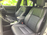 運転しやすい運転席周り。視界が広く、操作性にも優れています。快適なドライブをサポートする空間です。