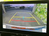 後退時には、映像を鮮明に映し出し、安全確認をサポートします。周囲の状況を把握しやすく、スムーズな後退を支援します。