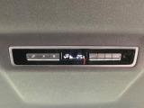 【リアオートエアコン】広い後部座席には必須の機能!風量や温度を自動で調整し前席と同様な車内環境にしてくれるリアオートエアコンを装備。夏の暑さも冬の寒さもストレスなく快適にお過ごしいただけます♪
