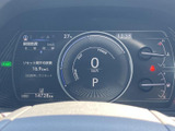視認性の高いメーターデザインで、走行状況を一目で確認できます。ドライバーに安心感と信頼感を与えます。