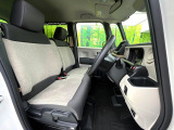 運転席まわりには十分なスペースがあり、大柄な方でもゆったり運転していただける環境です。